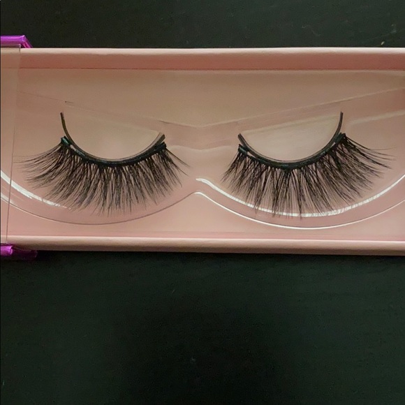 Glamnetic VIP lashes - Picture 2 of 2